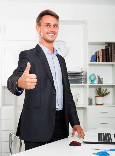 Θετική Χαμογελαστός Νέος Επιχειρηματίας Επίσημο Ένδυμα Στέκεται Στο Γραφείο Της — Φωτογραφία Αρχείου