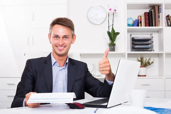 Χαμογελώντας Νεαρός Επιχειρηματίας Κάθεται Χαρτί Έγγραφο Στο Γραφείο Της Εταιρείας — Φωτογραφία Αρχείου