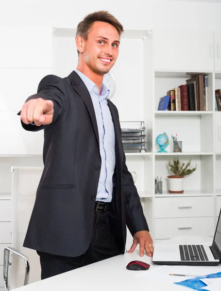 회사에서 제복을 사무실에서 긍정적 미소짓는 사업가 — 스톡 사진