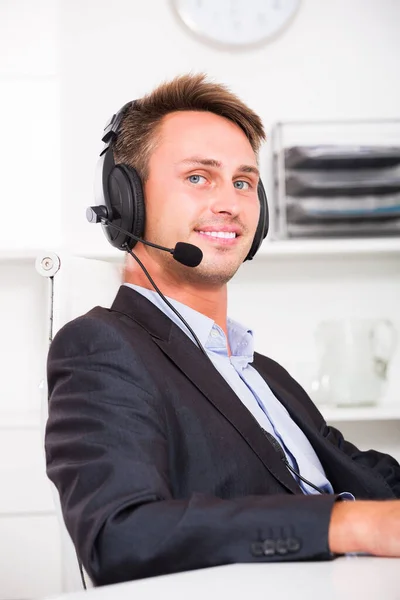 Χαμογελώντας Αρσενικό Χειριστή Ακουστικά Για Την Απάντηση Στο Τηλεφωνικό Κέντρο — Φωτογραφία Αρχείου
