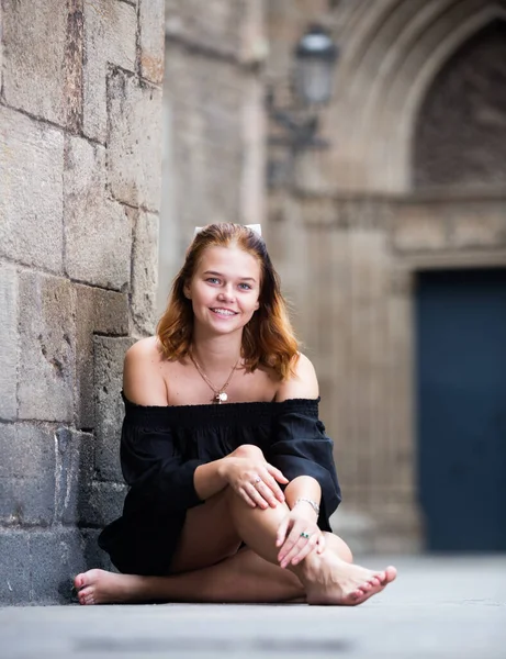 Chica Joven Positiva Sentada Descalza Cerca Pared Piedra Calle — Foto de Stock