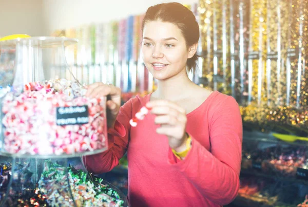 Ευτυχισμένο Μελαχρινό Κορίτσι Αγοράζει Καραμέλες Στο Κατάστημα — Φωτογραφία Αρχείου