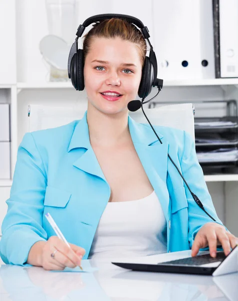Retrato Mujer Despachadora Que Está Hablando Con Cliente Oficina —  Fotos de Stock