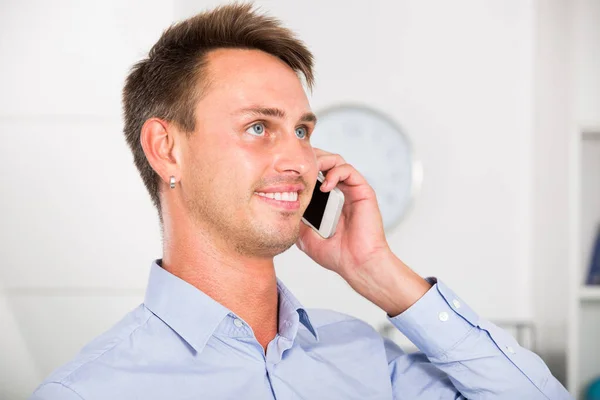 Retrato Empleado Masculino Sonriente Contestando Por Teléfono Mientras Trabajaba Una —  Fotos de Stock