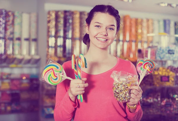 Chica Morena Feliz Comprando Caramelos Tienda —  Fotos de Stock
