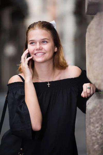 Mladá Pozitivní Žena Mluví Telefonu Historickém Centru Města — Stock fotografie