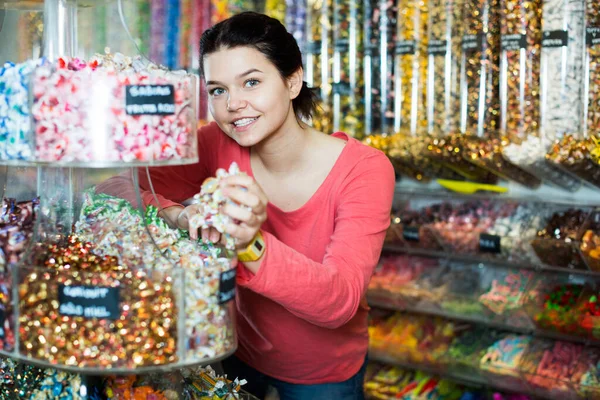 Happy Brunette Girl Buying Candies Shop — Stock Photo, Image