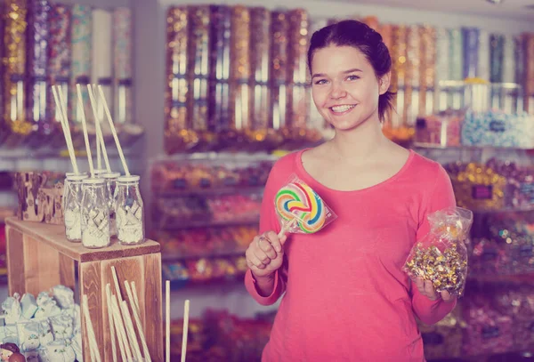 Šťastná Brunetka Dívka Nákup Bonbóny Obchodě — Stock fotografie