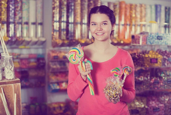快乐的黑发女孩在商店买糖果 — 图库照片
