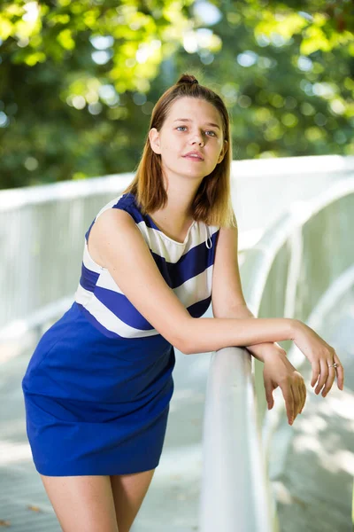 Chica Joven Vestido Azul Pie Puente Ciudad Rodeado Árboles —  Fotos de Stock
