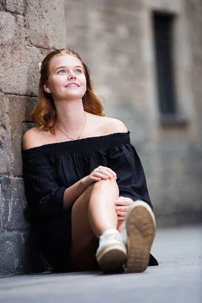 Positives Junges Mädchen Sitzt Der Steinmauer Auf Der Straße — Stockfoto