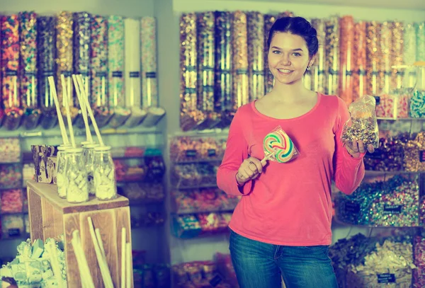 Dükkandan Şeker Alan Mutlu Esmer Kız — Stok fotoğraf