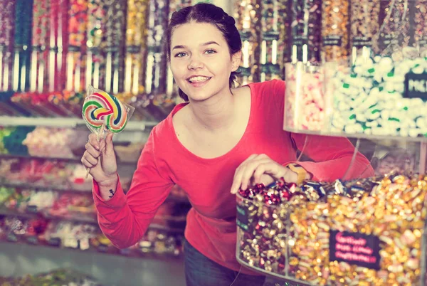Szczęśliwa Brunetka Dziewczyna Kupuje Cukierki Sklepie — Zdjęcie stockowe