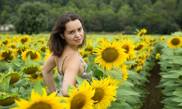 Outdoors Portrait Smiling Woman Standing Field Sunflowers — Stock Photo, Image