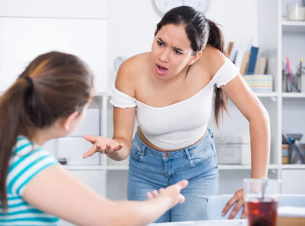 Streit Zwischen Zwei Freundinnen Teenageralter Wohnung — Stockfoto