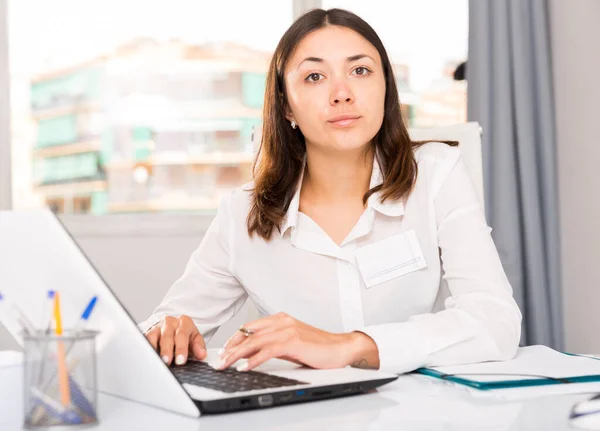 Ofisteki Masada Dizüstü Bilgisayar Belgelerle Çalışan Bir Kız — Stok fotoğraf