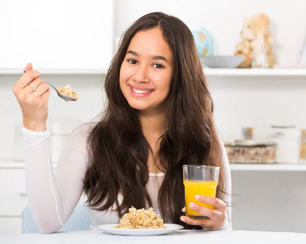 Retrato Una Chica Sonriente Comiendo Sabrosos Cereales Bebiendo Jugo —  Fotos de Stock