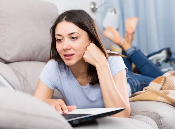 Junge Studentin Ruht Mit Laptop Auf Sofa Hause — Stockfoto