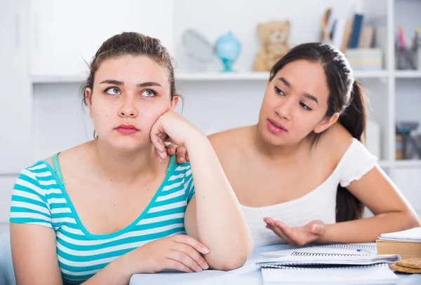 Teen Girl Trying Calm Her Female Friend Apologize Dispute — Stock Photo, Image