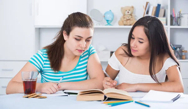 Adolescentes Meninas Estudando Com Livro Mesa Casa Ajudando Uns Aos — Fotografia de Stock