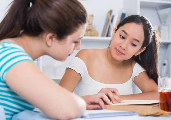 Teenagers Girls Studying Textbook Table Home Helping Each Other — Stock Photo, Image