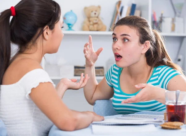 Quarrel Mellan Två Tonåringar Flickor Vänner Heminredning — Stockfoto