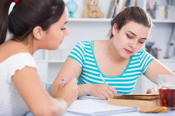 Zwei Klassenkameradinnen Sitzen Hause Tisch Und Machen Gemeinsam Hausaufgaben — Stockfoto