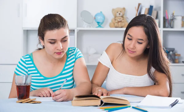 Adolescentes Niñas Estudiando Con Libro Texto Mesa Casa Ayudándose Mutuamente —  Fotos de Stock