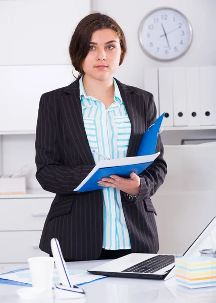 Kadın Ofiste Maddi Yapı Belgelerini Imzalıyor — Stok fotoğraf