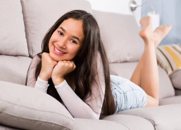 Junge Fröhliche Frau Liegt Auf Gemütlichem Sofa Und Lächelt Hause — Stockfoto