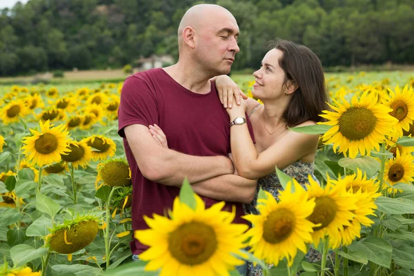 Outdoors Portrait Smiling Man Woman Standing Field Sunflowers — Photo