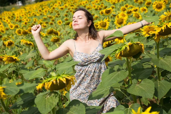 Молода Позитивна Дівчина Позує Соняшниковому Полі Отримує Задоволення — стокове фото