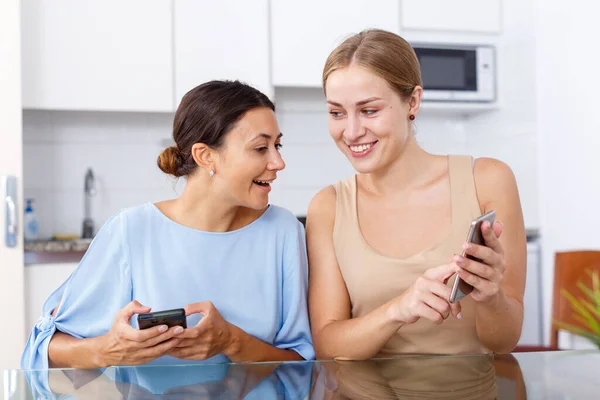 Porträt Zweier Lächelnder Freundinnen Mit Smartphone Der Küche — Stockfoto