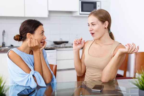 Portrait Two Young Women Friends Having Expressional Talking Kitchen Interior — Stock Photo, Image