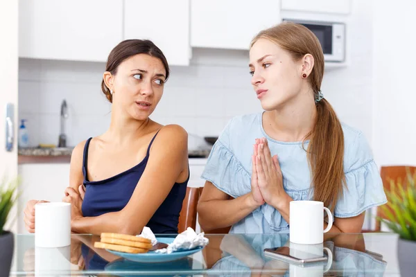 Portrait Unhappy Girl Friends Discussion While Drinking Tea Home Interior — Stock Photo, Image