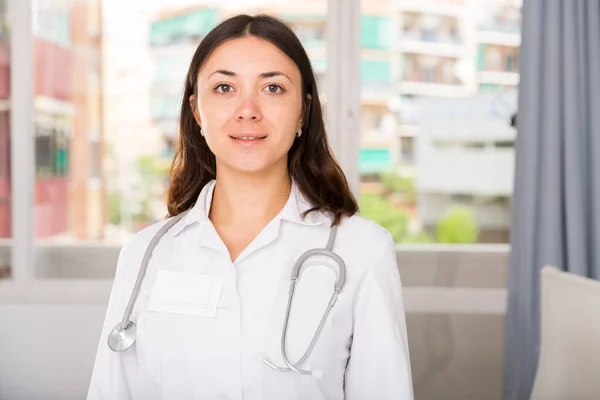 Πορτρέτο Της Νεαρής Γυναίκας Γιατρός Λευκή Στολή Στέκεται Κλινικές Γραφείο — Φωτογραφία Αρχείου