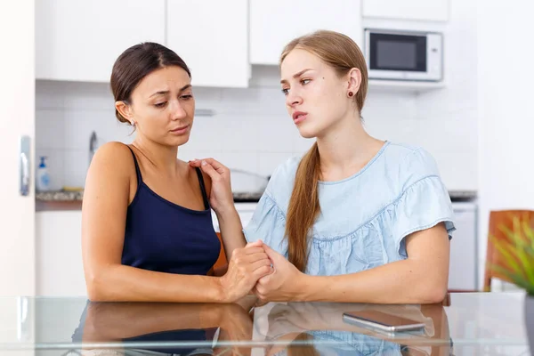 心烦意乱的年轻女性朋友在家里厨房里有问题和争吵 — 图库照片