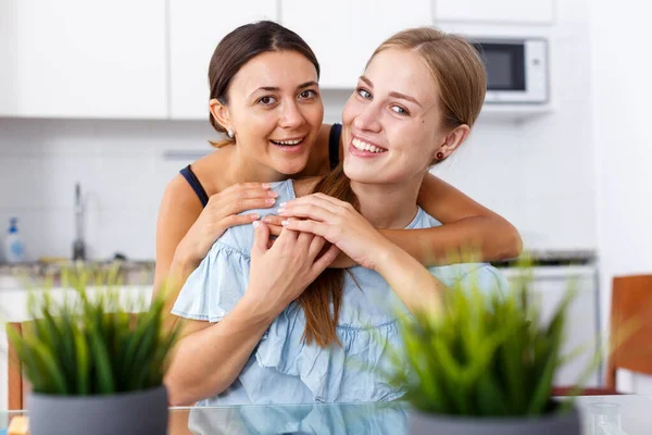 Retrato Jovens Namoradas Sorridentes Abraçando Divertindo Juntos Casa — Fotografia de Stock