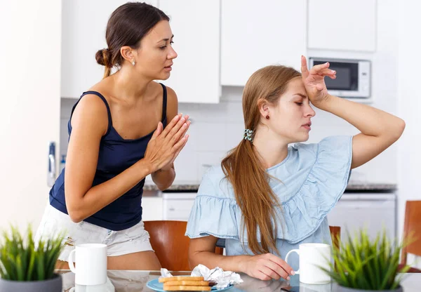 Lamentável Menina Implorando Perdoar Seu Amigo Irritado Cozinha — Fotografia de Stock