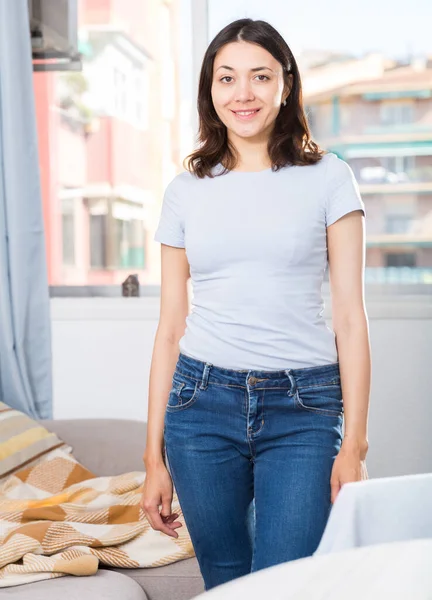 Positive Girl Dressed Blue Jeans Standing Room Home Interior — Stock Photo, Image