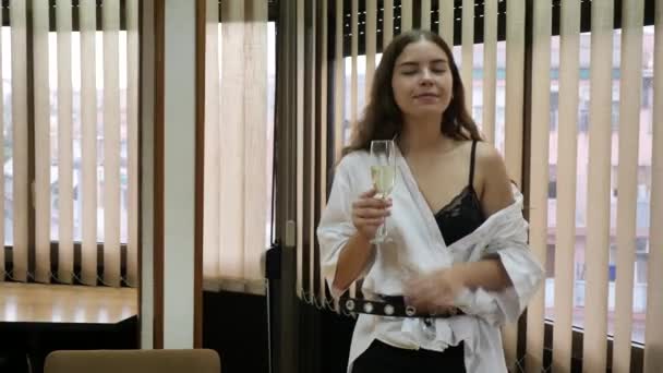 Portræt Ung Sexet Kvinde Sort Kort Nederdel Sidder Med Glas – Stock-video
