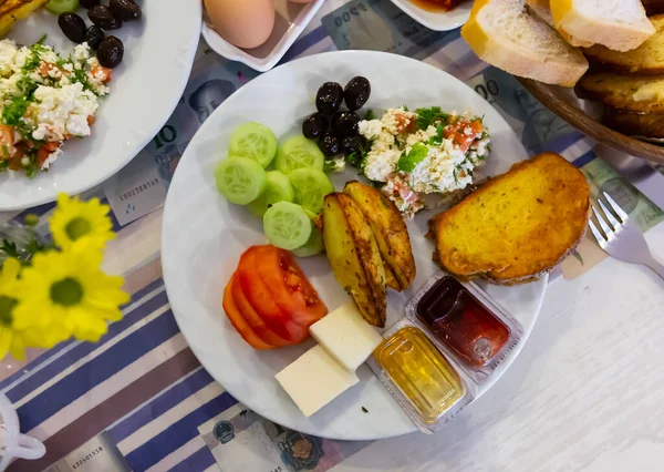 Турецком Отеле Подают Традиционный Халяльный Завтрак Включающий Сыр Оливки Поджаренный — стоковое фото