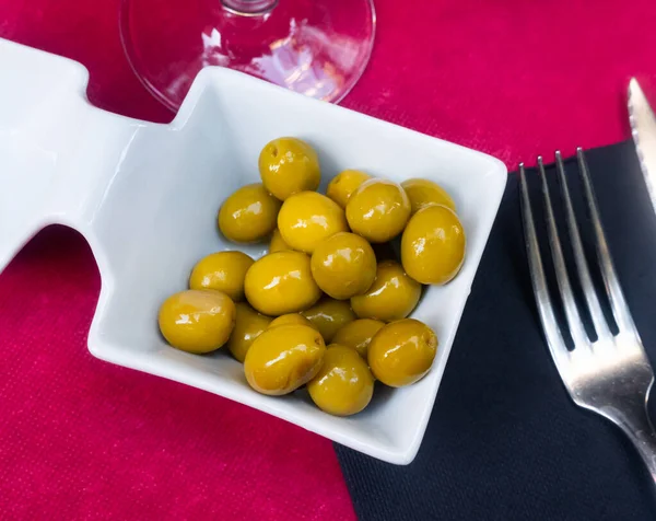 Teller Mit Köstlichen Eingelegten Ganzen Oliven Auf Dem Esstisch Beliebter — Stockfoto