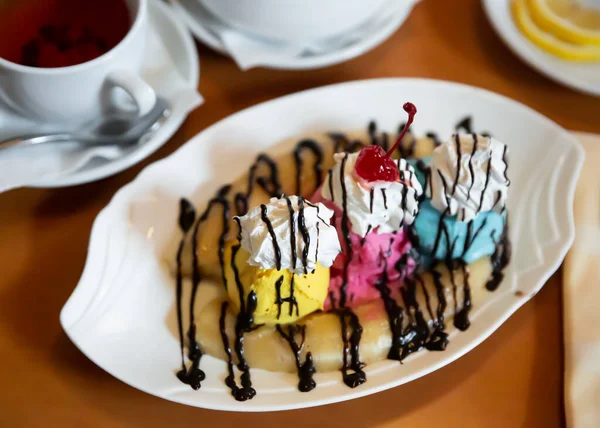 Розщеплений Солодкий Банан Американський Десерт Основі Морозива Збитими Вершками Шоколадним — стокове фото