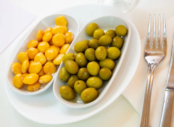 Leckere Spanische Tapas Aus Oliven Und Eingelegten Bohnen Auf Dem — Stockfoto