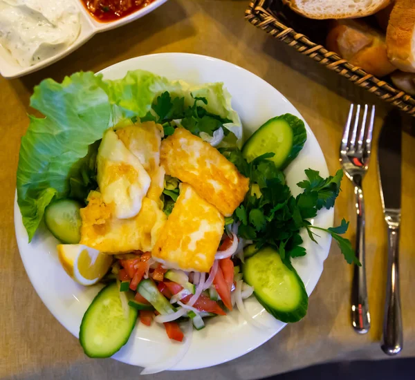 伝統的なトルコの野菜サラダに揚げハロミチーズとレモンスライス — ストック写真