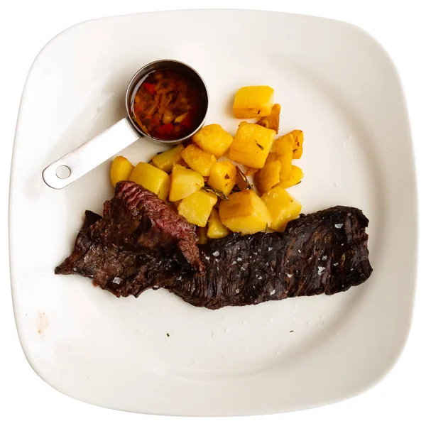 Hovězí Steak Talíři Pečenými Brambory Boku Omáčkou Izolované Přes Bílé — Stock fotografie