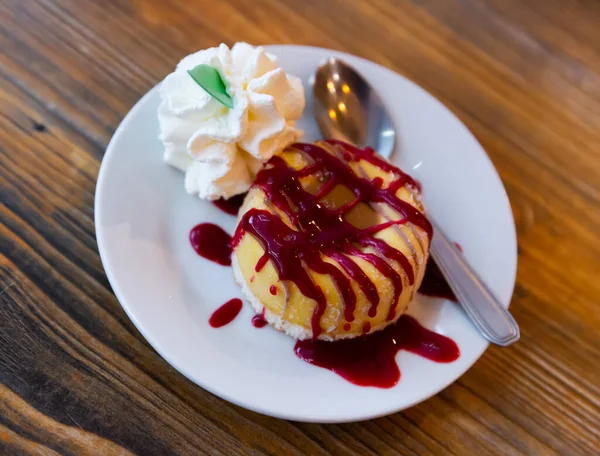 美味的甜点 配上冰淇淋 甜甜圈和糖浆 放在咖啡店的白色陶瓷盘上 — 图库照片