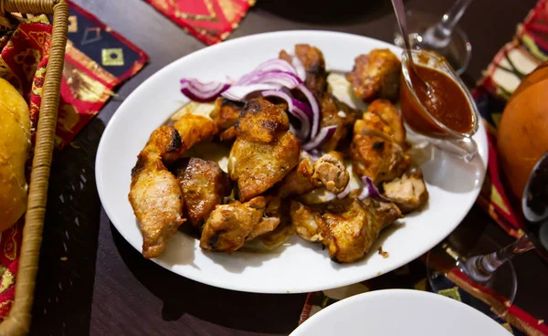 Finom Sertéshús Shish Kebab Adzhikával Szeletelt Hagymakarikákkal Egy Grúz Étteremben — Stock Fotó