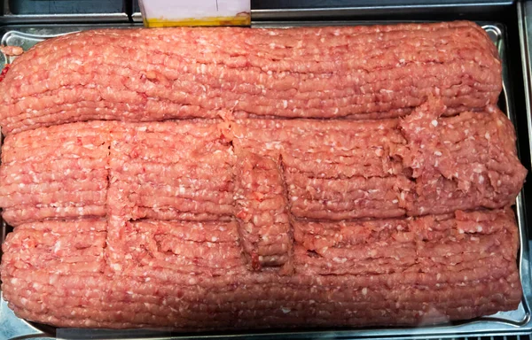 新鮮な生ミンチの豚肉と牛肉を食料品店のカウンターで 高品質の写真 — ストック写真